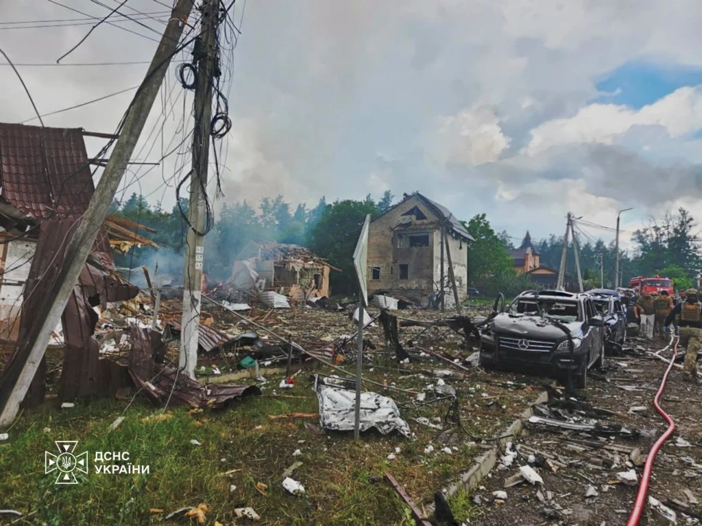 Наслідки удару по виставці на Київщині Наслідки удару по виставці на Київщині