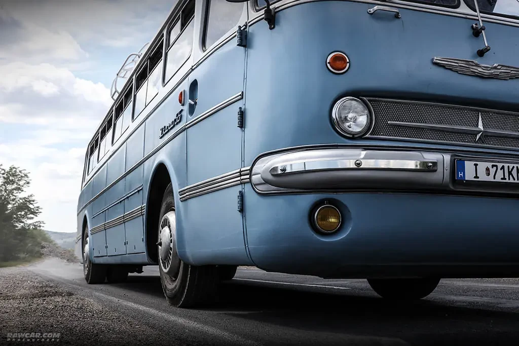 Десятки раритетних автобусів Ikarus зібрали в одному місці (ФОТО)