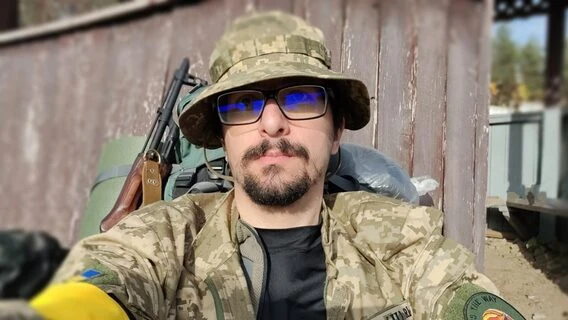 Без прокачки, але з просторовими головоломками. Стас Шостак про нову гру Hear My Light, будні в ЗСУ та ідеальну розробку «під пальмою»