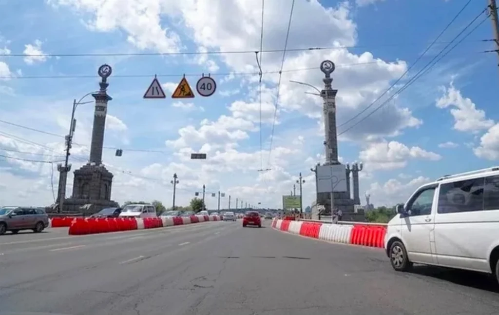 До 7 сентября частично ограничат движение по мосту Патона в Киеве